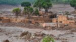 Casas cobertas por lama na cidade de Mariana, em Minas Gerais
