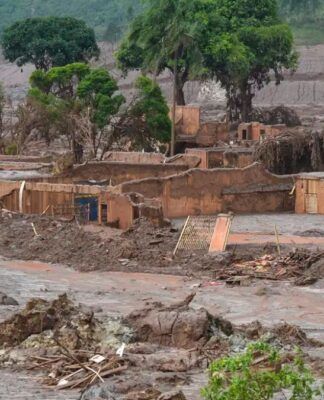 Casas cobertas por lama na cidade de Mariana, em Minas Gerais