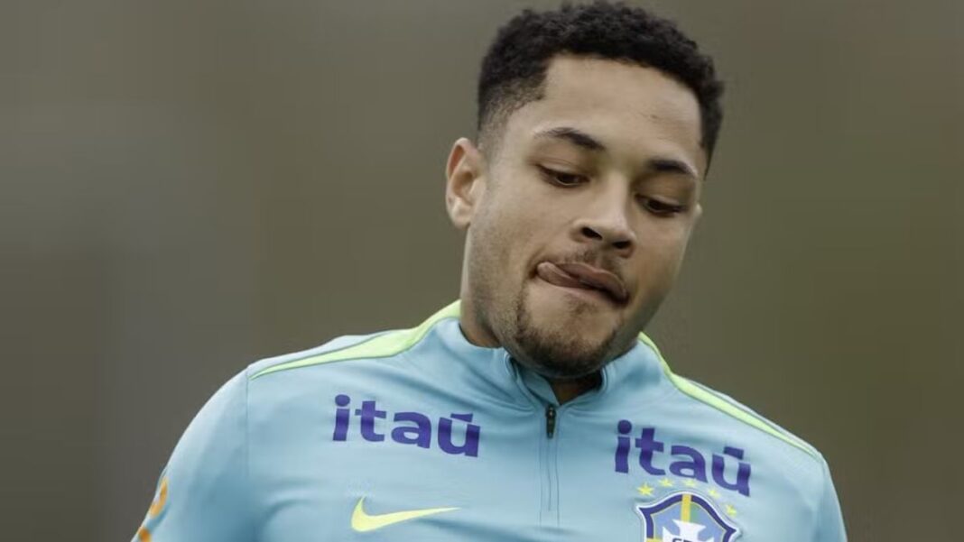 Atacante Vitor Roque, do Palmeiras, em treino da Seleção Brasileira.