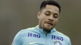 Atacante Vitor Roque, do Palmeiras, em treino da Seleção Brasileira.