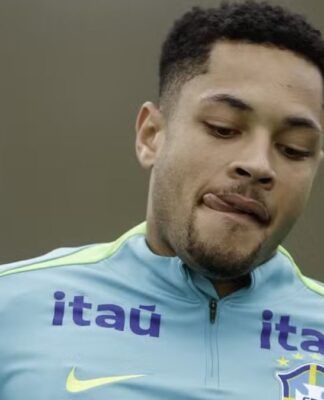 Atacante Vitor Roque, do Palmeiras, em treino da Seleção Brasileira.