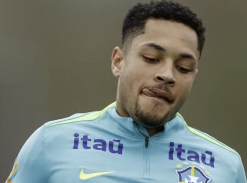 Atacante Vitor Roque, do Palmeiras, em treino da Seleção Brasileira.