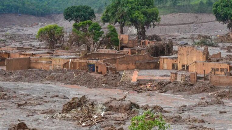 Casas cobertas por lama na cidade de Mariana, em Minas Gerais