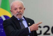 Presidente Lula gesticula enquanto faz discurso no G20
