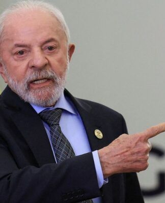 Presidente Lula gesticula enquanto faz discurso no G20