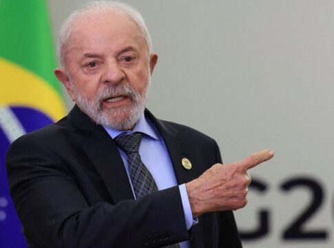 Presidente Lula gesticula enquanto faz discurso no G20