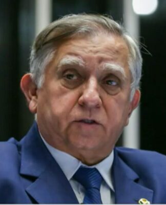 Senador Izalci Lucas durante sessão plenária