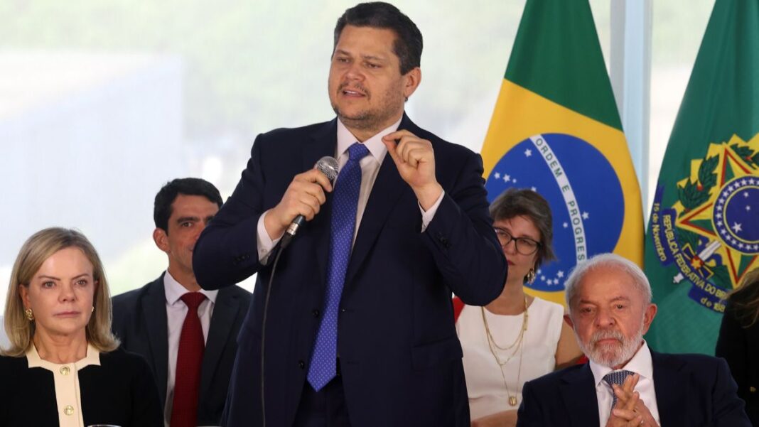 Alcolumbre faz discurso em evento do governo ao lado do presidente Lula