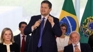 Alcolumbre faz discurso em evento do governo ao lado do presidente Lula