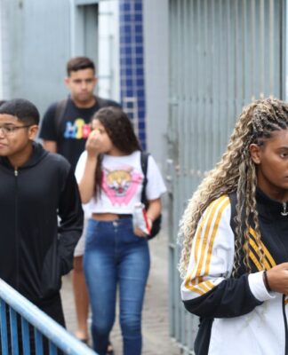 Estudantes na entrada do Enem