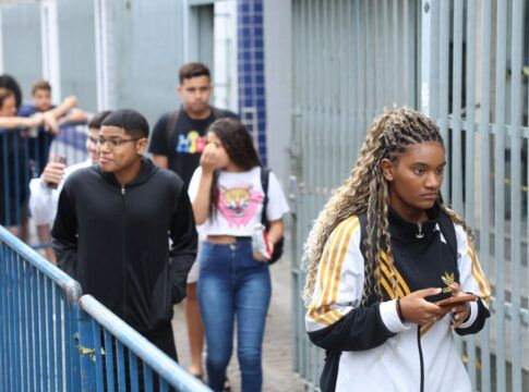 Estudantes na entrada do Enem