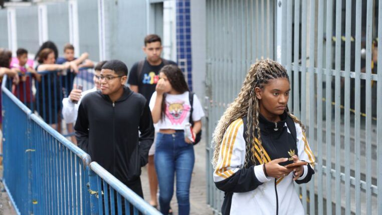 Estudantes na entrada do Enem