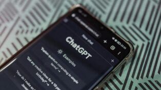 Tela de celular com chatgpt em destaque