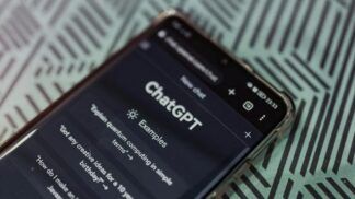 Tela de celular com chatgpt em destaque