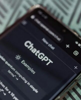 Tela de celular com chatgpt em destaque