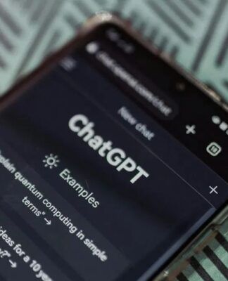 Tela de celular com chatgpt em destaque