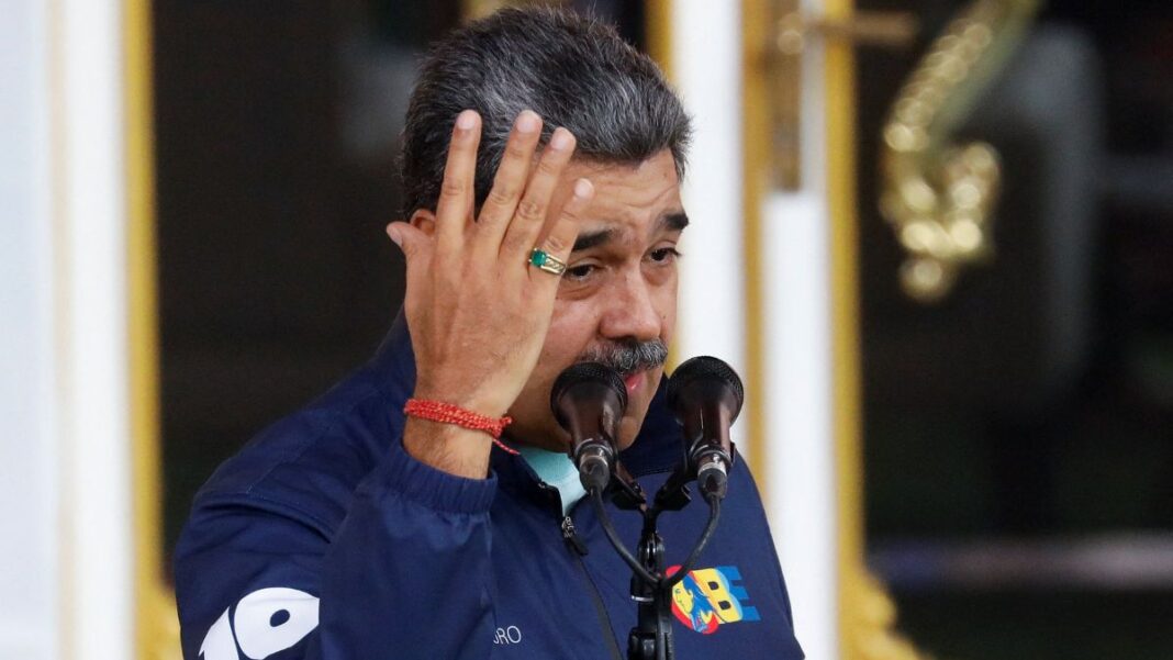 Nicolas Maduro gesticula ao fazer declaração diante do microfone