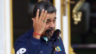 Nicolas Maduro gesticula ao fazer declaração diante do microfone