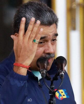 Nicolas Maduro gesticula ao fazer declaração diante do microfone