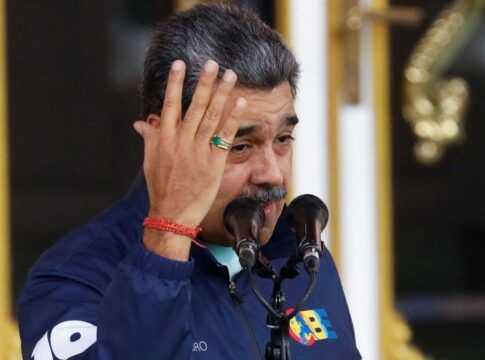 Nicolas Maduro gesticula ao fazer declaração diante do microfone