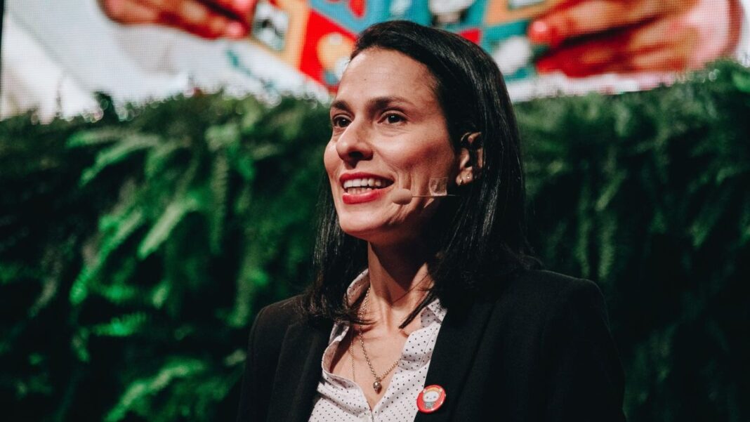 Simone Mozzilli com microfone, em evento