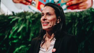 Simone Mozzilli com microfone, em evento