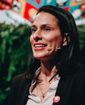 Simone Mozzilli com microfone, em evento