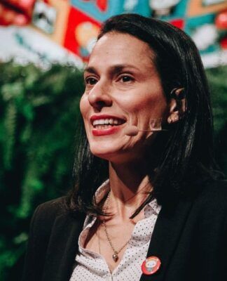 Simone Mozzilli com microfone, em evento