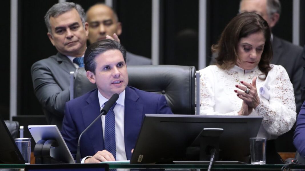 O presidente da Câmara dos Deputados, Hugo Motta, fala ao microfone durante sessão