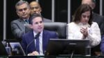 O presidente da Câmara dos Deputados, Hugo Motta, fala ao microfone durante sessão