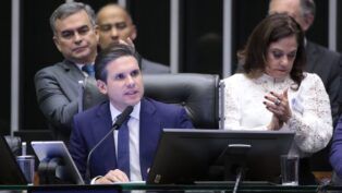 O presidente da Câmara dos Deputados, Hugo Motta, fala ao microfone durante sessão