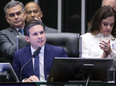 O presidente da Câmara dos Deputados, Hugo Motta, fala ao microfone durante sessão