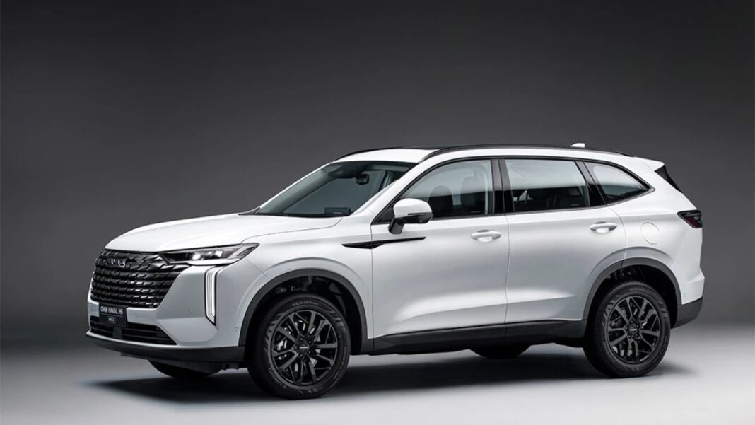 Carro branco, modelo Haval H6, em exposição