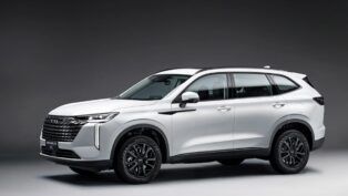 Carro branco, modelo Haval H6, em exposição