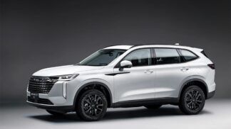 Carro branco, modelo Haval H6, em exposição