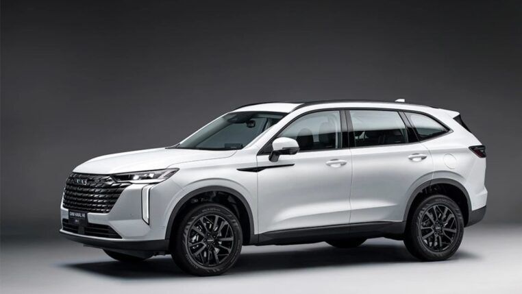 Carro branco, modelo Haval H6, em exposição
