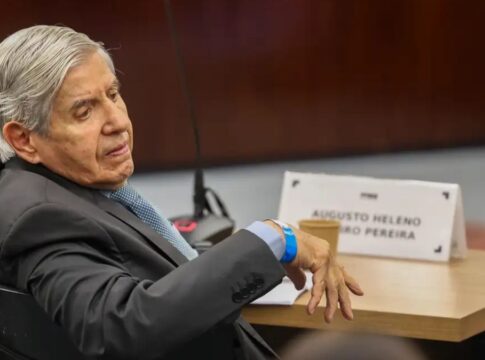 Foto do General Augusto Heleno, de terno, durante atuação no GSI