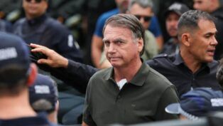 Ex-presidente Jair Bolsonaro trajando uniforme de prisioneiro (macacão verde-escuro)