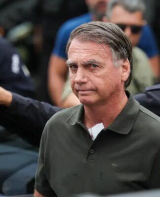 Ex-presidente Jair Bolsonaro trajando uniforme de prisioneiro (macacão verde-escuro)