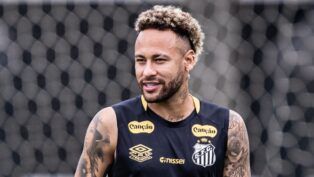 Neymar com uniforme de treino do Santos