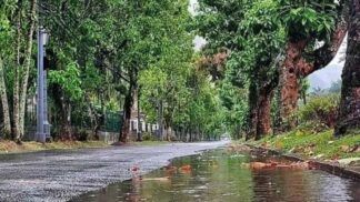 Imagem de um trecho de Petrópolis (RJ) levemente alagado após chuva