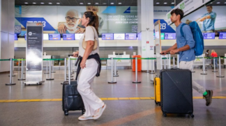 Pessoas andando no aeroporto