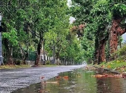 Imagem de um trecho de Petrópolis (RJ) levemente alagado após chuva