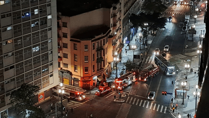 Incêndio atinge apartamento na República, no centro de São Paulo