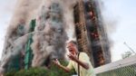 Homens do Corpo de Bombeiros trabalham para conter o fogo em três prédios em Hong Kong