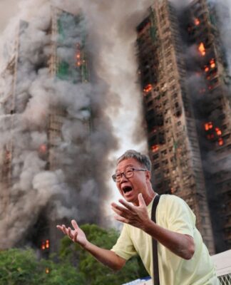 Homens do Corpo de Bombeiros trabalham para conter o fogo em três prédios em Hong Kong