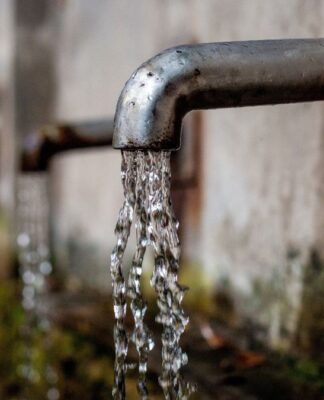 Torneiras abertas jorrando água