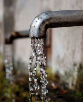 Torneiras abertas jorrando água