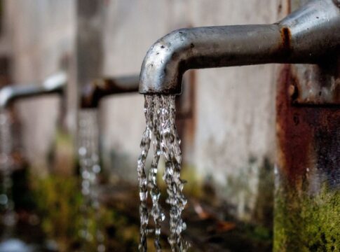 Torneiras abertas jorrando água