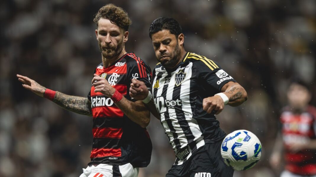 Léo Pereira e Hulk disputam bola